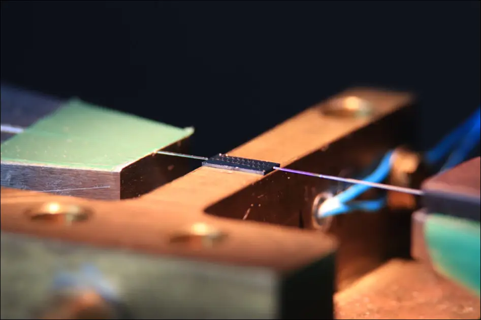 Kerr frequency comb generators - Deeplight SA - Pioneering the future of laser technology by harnessing the power of integrated photonics.