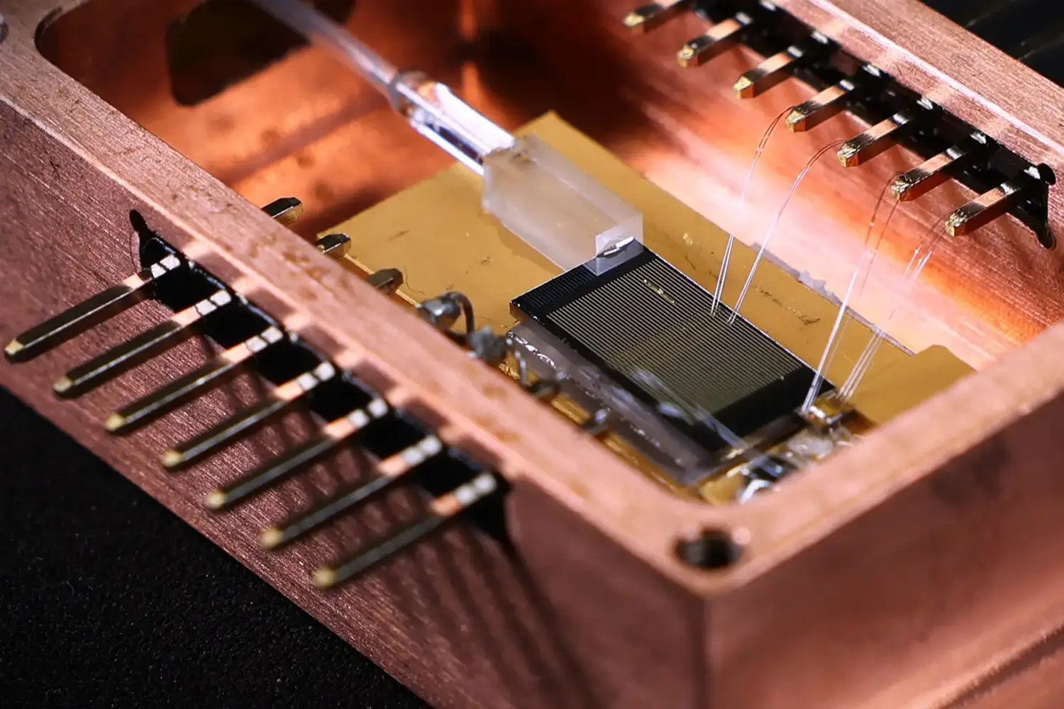 High speed narrow-linewidth lasers - Deeplight SA - Pioneering the future of laser technology by harnessing the power of integrated photonics.